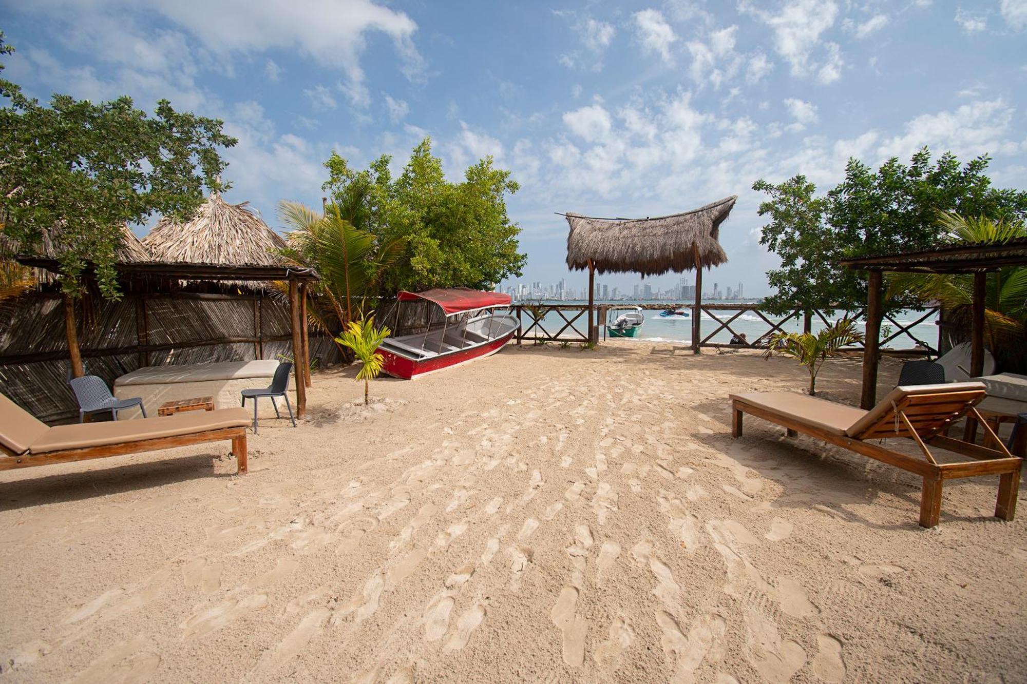 Amalife Beach Club & Hotel Tierra Bomba Esterno foto