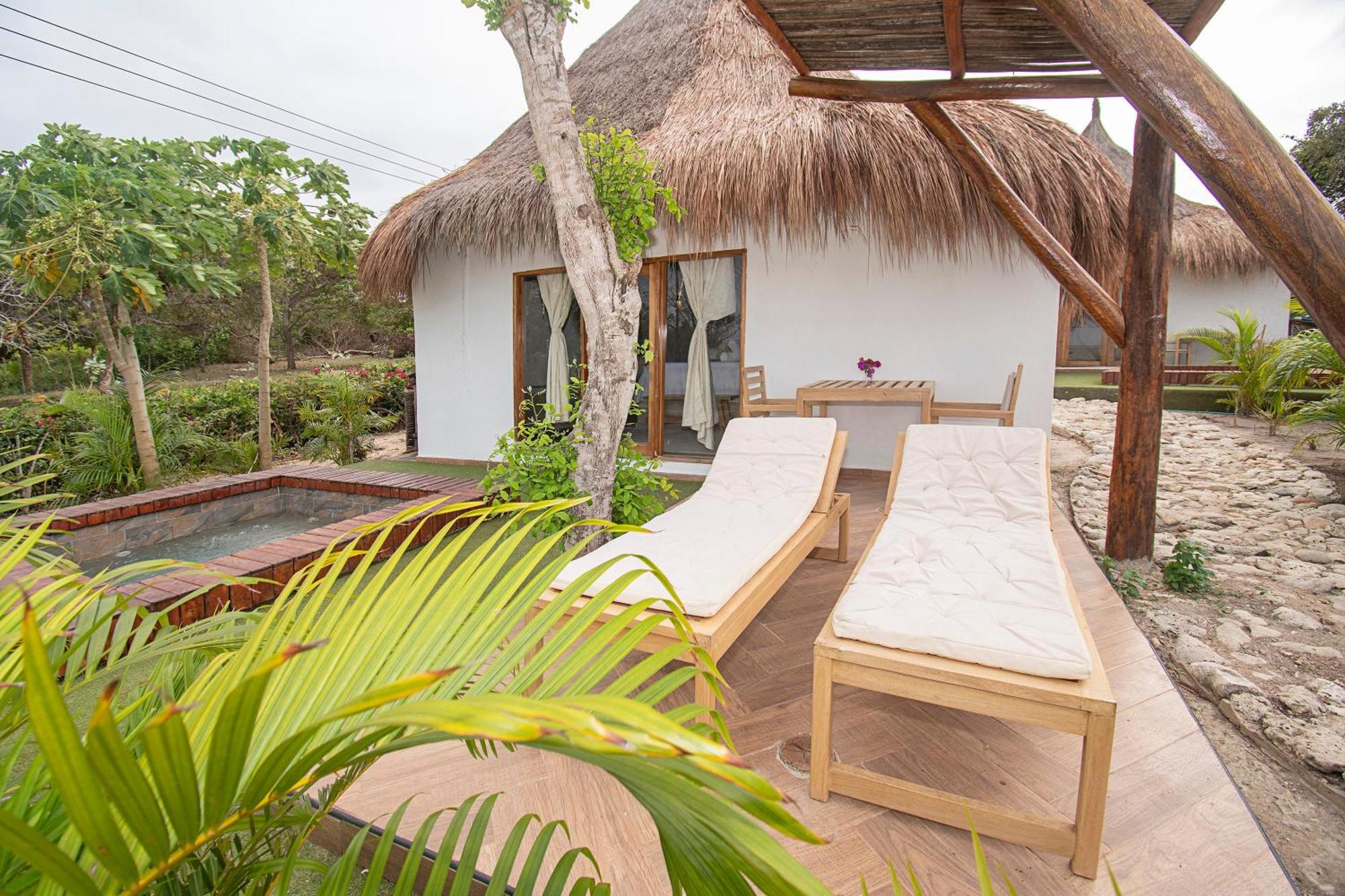 Amalife Beach Club & Hotel Tierra Bomba Esterno foto